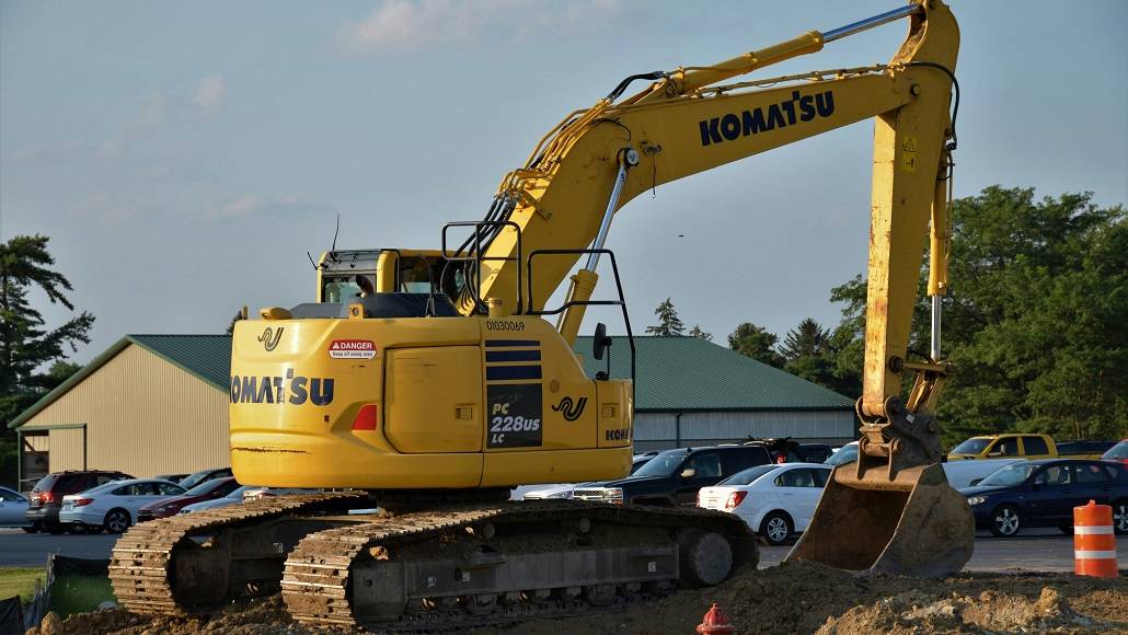 Why Choosing a Supplier That Also Hires Out Earth-Moving Equipment Can Be Beneficial