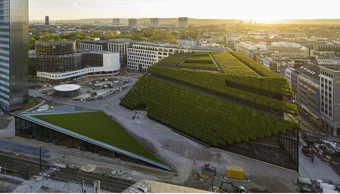 Ingenhoven completes Europes largest green facade